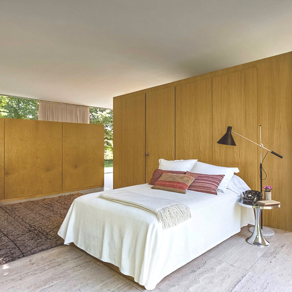 The Fantastic use of Linens  in the Mies Farnsworth House - Modernplum